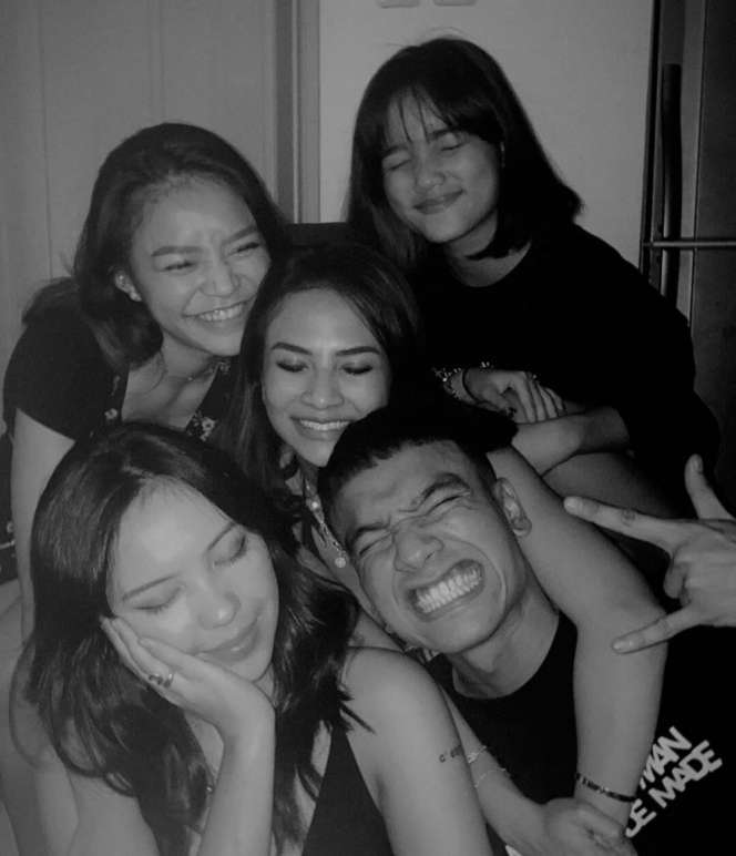 7 Momen Kebersamaan Fadly Faisal dan Kekasih yang Jarang Tersorot!