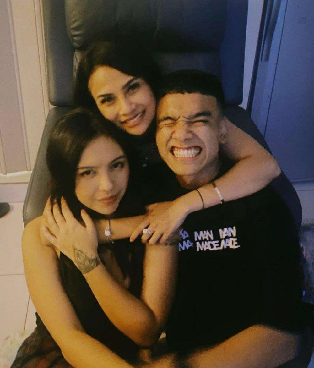 7 Momen Kebersamaan Fadly Faisal dan Kekasih yang Jarang Tersorot!