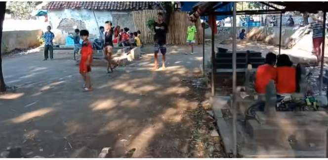 8 Penampakan Kampung yang Menyatu Dengan Kuburan, Buka Pintu Langsung Lihat Makam!