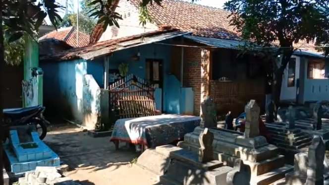 8 Penampakan Kampung yang Menyatu Dengan Kuburan, Buka Pintu Langsung Lihat Makam!
