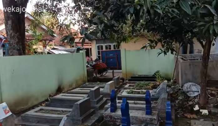 8 Penampakan Kampung yang Menyatu Dengan Kuburan, Buka Pintu Langsung Lihat Makam!