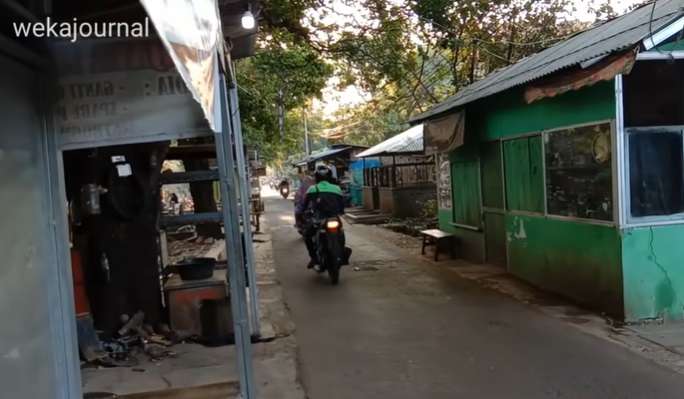 8 Penampakan Kampung yang Menyatu Dengan Kuburan, Buka Pintu Langsung Lihat Makam!