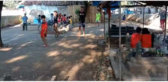 8 Penampakan Kampung yang Menyatu Dengan Kuburan, Buka Pintu Langsung Lihat Makam!