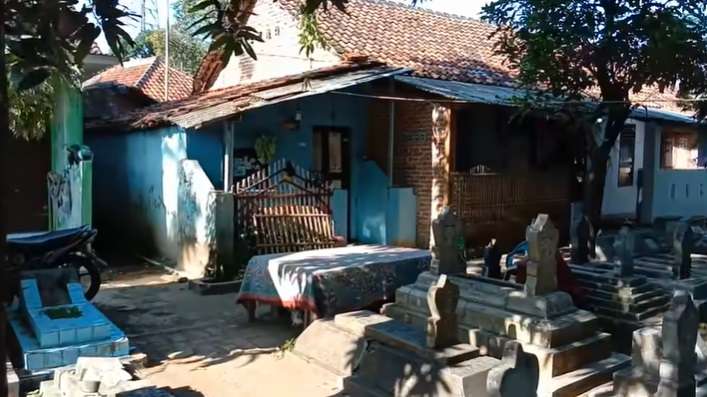 8 Penampakan Kampung yang Menyatu Dengan Kuburan, Buka Pintu Langsung Lihat Makam!
