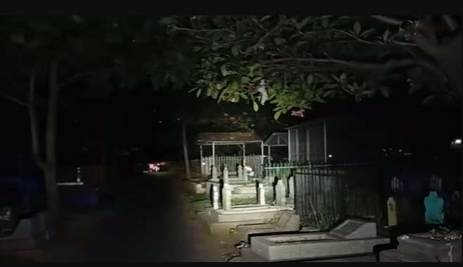 8 Penampakan Kampung yang Menyatu Dengan Kuburan, Buka Pintu Langsung Lihat Makam!