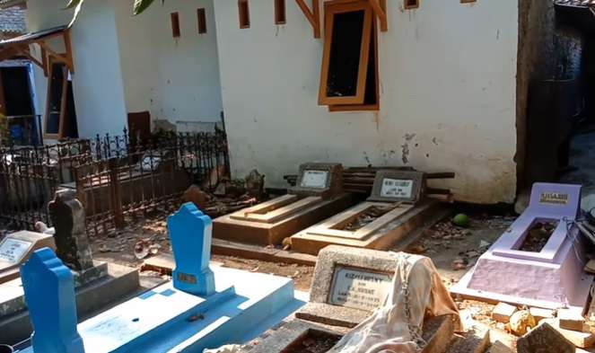8 Penampakan Kampung yang Menyatu Dengan Kuburan, Buka Pintu Langsung Lihat Makam!