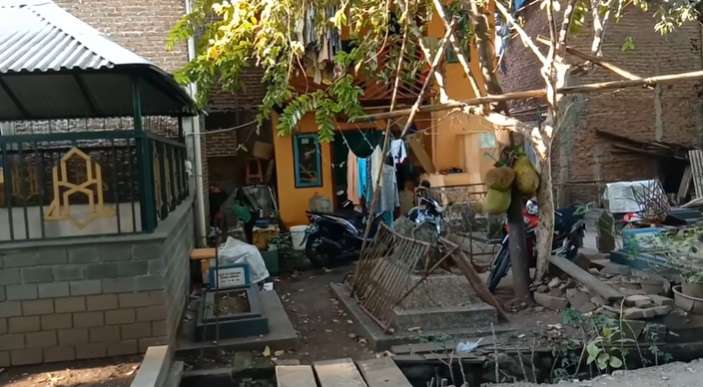 8 Penampakan Kampung yang Menyatu Dengan Kuburan, Buka Pintu Langsung Lihat Makam!