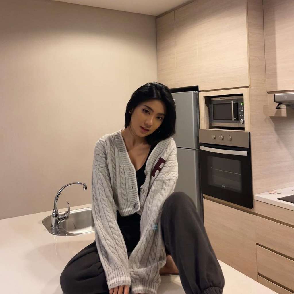 5 Potret Selebgram Rachel Florencia yang Bikin Salfok