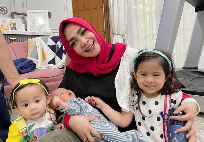 9 Artis Ini Dijuluki 'Nenek Gaul', Penampilan Amy Qanita Gak Ada Lawan!