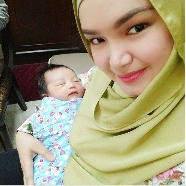 9 Artis Ini Dijuluki 'Nenek Gaul', Penampilan Amy Qanita Gak Ada Lawan!