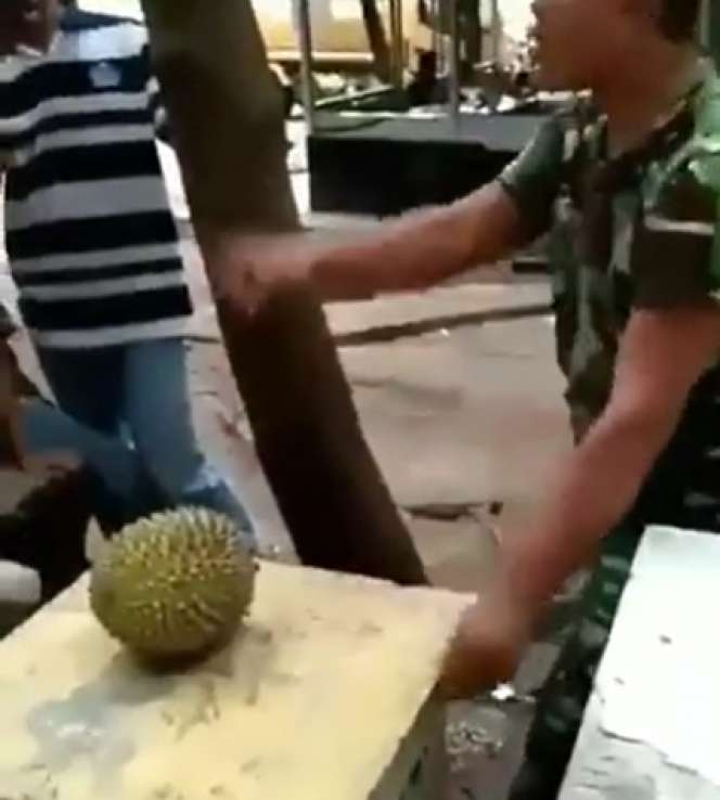 Viral Pria Belah Durian dengan Tangan Kosong, Endingnya Bikin Ngilu, Lihat 8 Potretnya!