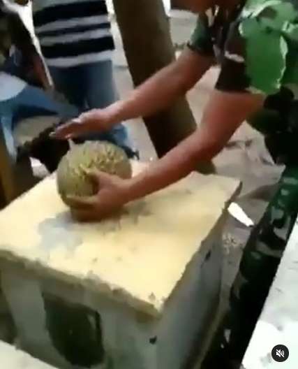 Viral Pria Belah Durian dengan Tangan Kosong, Endingnya Bikin Ngilu, Lihat 8 Potretnya!