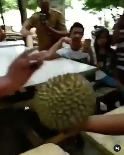 Viral Pria Belah Durian dengan Tangan Kosong, Endingnya Bikin Ngilu, Lihat 8 Potretnya!