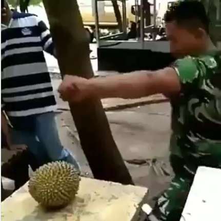 Viral Pria Belah Durian dengan Tangan Kosong, Endingnya Bikin Ngilu, Lihat 8 Potretnya!