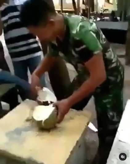 Viral Pria Belah Durian dengan Tangan Kosong, Endingnya Bikin Ngilu, Lihat 8 Potretnya!
