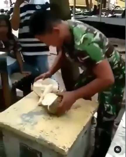 Viral Pria Belah Durian dengan Tangan Kosong, Endingnya Bikin Ngilu, Lihat 8 Potretnya!