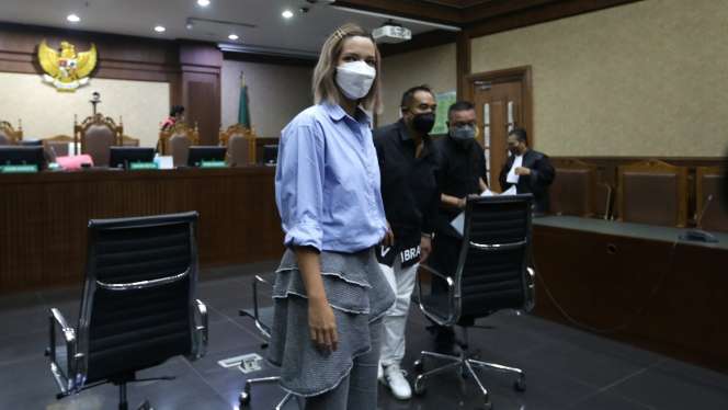 FOTO: Dituntut 12 Bulan Rehabilitasi, Nia Ramadhani Minta Hukuman Diringankan: Saya Ibu Tiga Anak