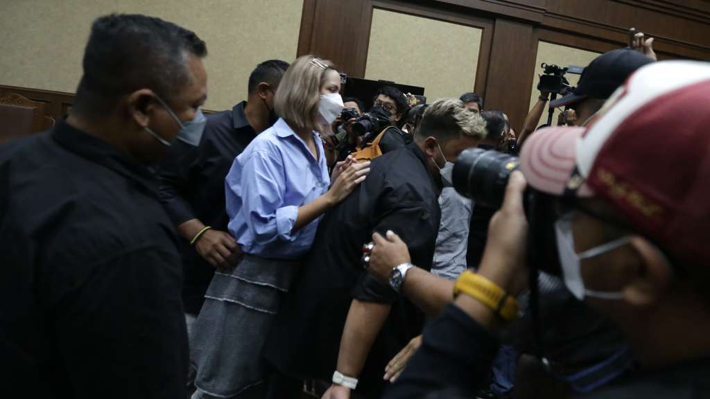 FOTO: Dituntut 12 Bulan Rehabilitasi, Nia Ramadhani Minta Hukuman Diringankan: Saya Ibu Tiga Anak