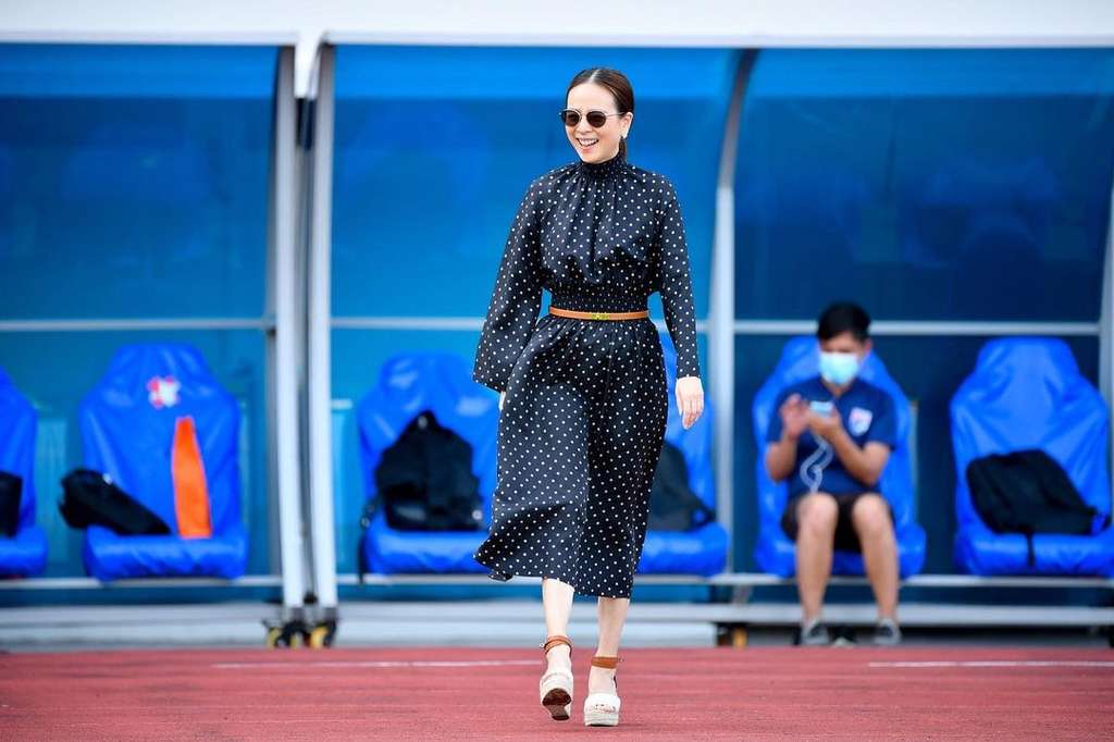 10 Potret Cantiknya Madam Pang, Manager Timnas Thailand yang Lagi Jadi Sorotan, Ternyata Bangsawan!