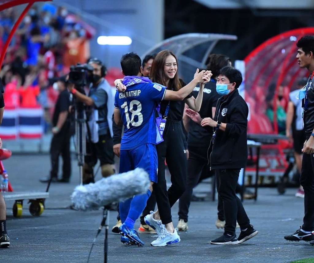 10 Potret Cantiknya Madam Pang, Manager Timnas Thailand yang Lagi Jadi Sorotan, Ternyata Bangsawan!