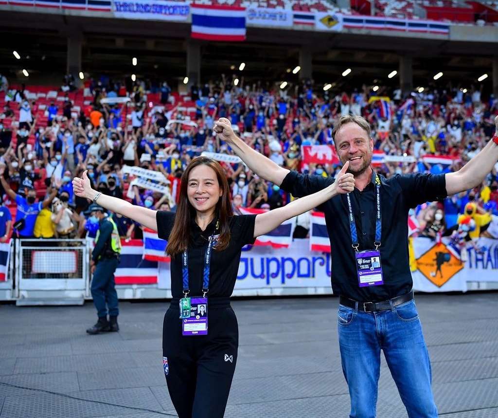 10 Potret Cantiknya Madam Pang, Manager Timnas Thailand yang Lagi Jadi Sorotan, Ternyata Bangsawan!
