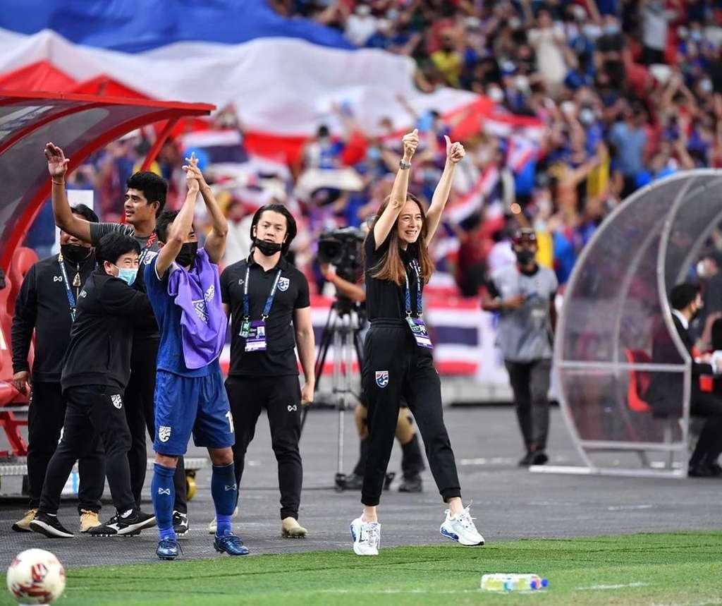 10 Potret Cantiknya Madam Pang, Manager Timnas Thailand yang Lagi Jadi Sorotan, Ternyata Bangsawan!