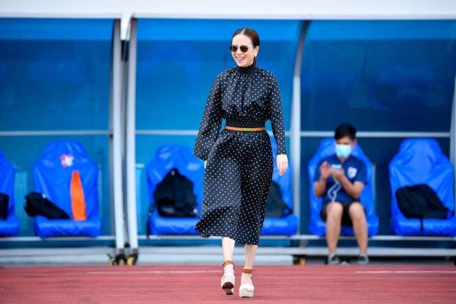 10 Potret Cantiknya Madam Pang, Manager Timnas Thailand yang Lagi Jadi Sorotan, Ternyata Bangsawan!