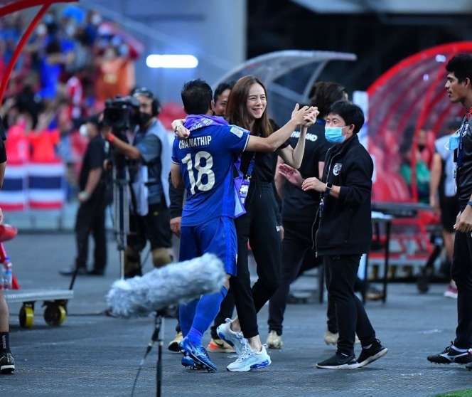 10 Potret Cantiknya Madam Pang, Manager Timnas Thailand yang Lagi Jadi Sorotan, Ternyata Bangsawan!