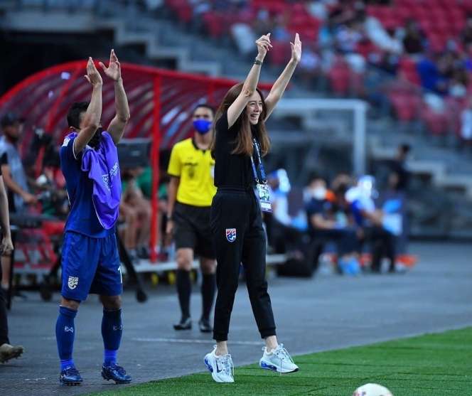 10 Potret Cantiknya Madam Pang, Manager Timnas Thailand yang Lagi Jadi Sorotan, Ternyata Bangsawan!