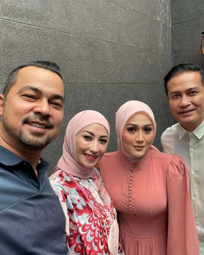 Meski Telah Cerai Momen Kedekatan Keluarga Annisa Trihapsari-Sultan Djorghi dan Adjie Pangestu-Novita Petria Banjir Pujian