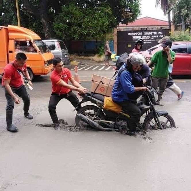 10 Momen Kocak Kendaraan Salah Jalur, Kok Bisa?