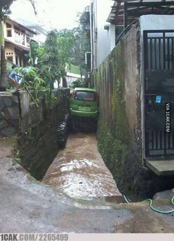10 Momen Kocak Kendaraan Salah Jalur, Kok Bisa?