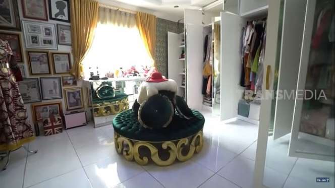 8 Potret Rumah Mewah Roro Fitria Seharga Rp12 Miliar, Isi Kamarnya Bikin Melongo!