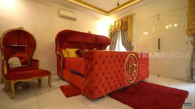 8 Potret Rumah Mewah Roro Fitria Seharga Rp12 Miliar, Isi Kamarnya Bikin Melongo!
