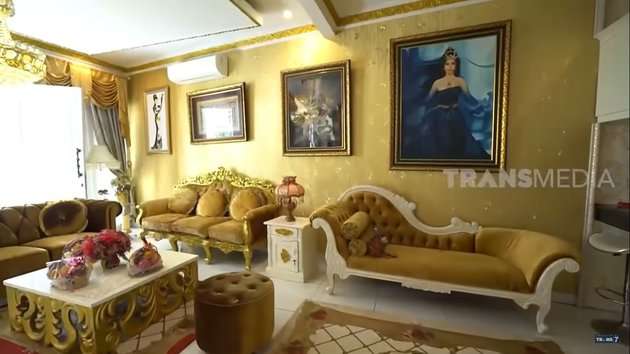 8 Potret Rumah Mewah Roro Fitria Seharga Rp12 Miliar, Isi Kamarnya Bikin Melongo!