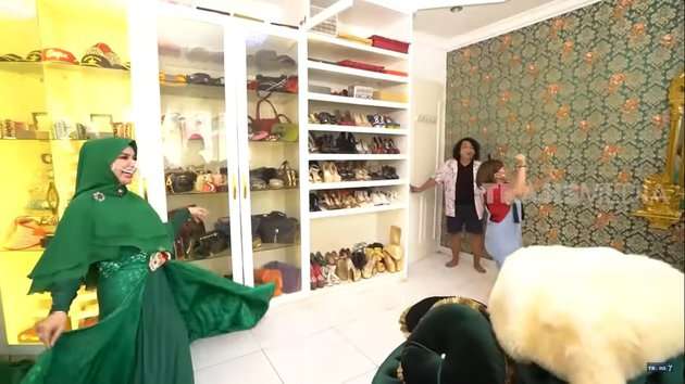 8 Potret Rumah Mewah Roro Fitria Seharga Rp12 Miliar, Isi Kamarnya Bikin Melongo!