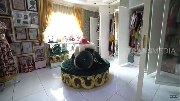 8 Potret Rumah Mewah Roro Fitria Seharga Rp12 Miliar, Isi Kamarnya Bikin Melongo!