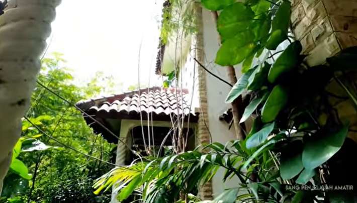 10 Penampakan Rumah Megah Terbengkalai, Ada Mobil Mewah Bernilai Fantastis!