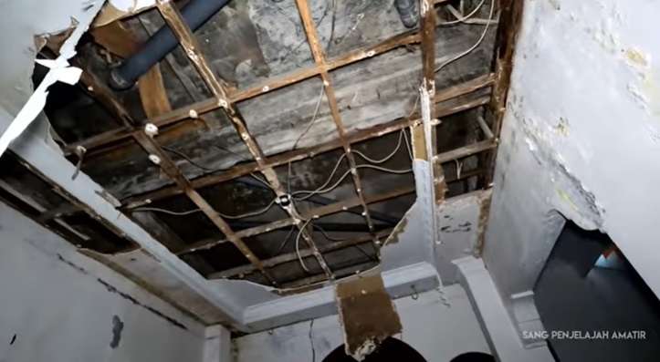 10 Penampakan Rumah Megah Terbengkalai, Ada Mobil Mewah Bernilai Fantastis!