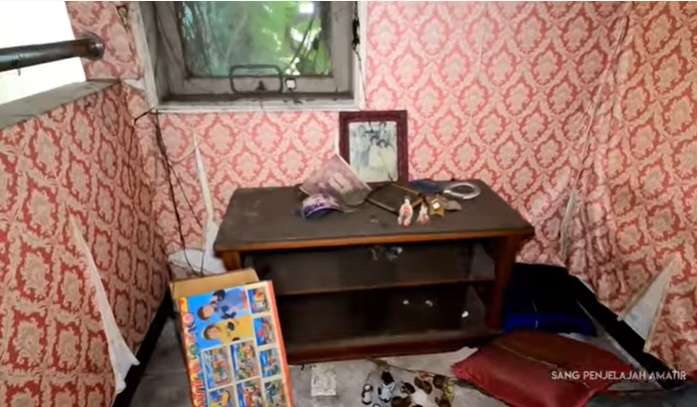 10 Penampakan Rumah Megah Terbengkalai, Ada Mobil Mewah Bernilai Fantastis!