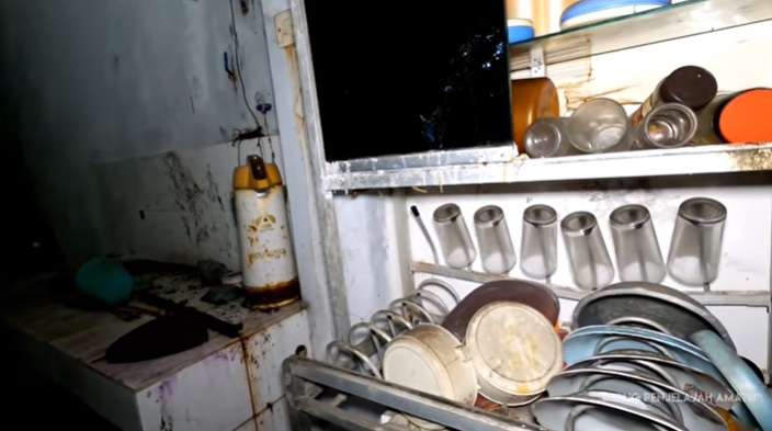 10 Penampakan Rumah Megah Terbengkalai, Ada Mobil Mewah Bernilai Fantastis!