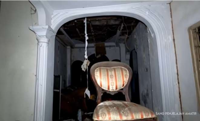 10 Penampakan Rumah Megah Terbengkalai, Ada Mobil Mewah Bernilai Fantastis!