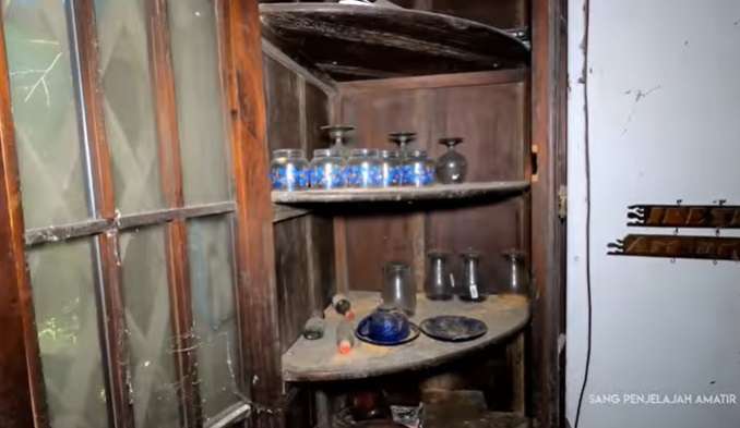 10 Penampakan Rumah Megah Terbengkalai, Ada Mobil Mewah Bernilai Fantastis!