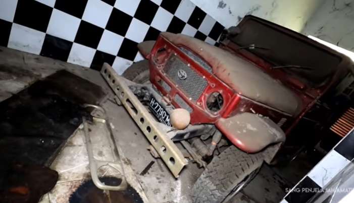 10 Penampakan Rumah Megah Terbengkalai, Ada Mobil Mewah Bernilai Fantastis!