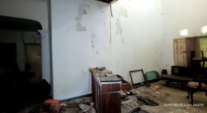 10 Penampakan Rumah Megah Terbengkalai, Ada Mobil Mewah Bernilai Fantastis!