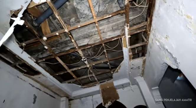 10 Penampakan Rumah Megah Terbengkalai, Ada Mobil Mewah Bernilai Fantastis!