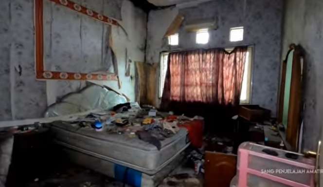 10 Penampakan Rumah Megah Terbengkalai, Ada Mobil Mewah Bernilai Fantastis!