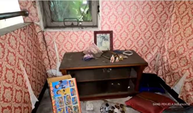 10 Penampakan Rumah Megah Terbengkalai, Ada Mobil Mewah Bernilai Fantastis!