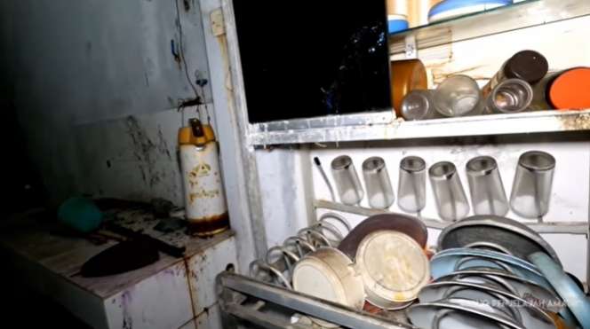 10 Penampakan Rumah Megah Terbengkalai, Ada Mobil Mewah Bernilai Fantastis!