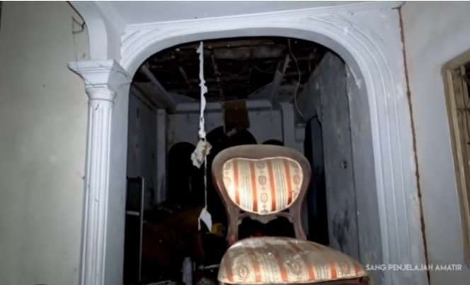 10 Penampakan Rumah Megah Terbengkalai, Ada Mobil Mewah Bernilai Fantastis!